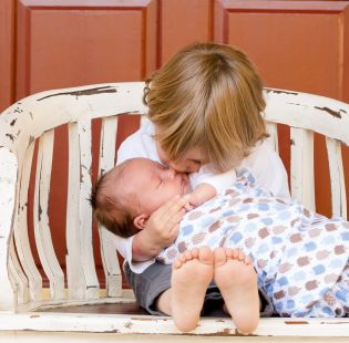 Sicurezza del bambino un casa e fuori casa 